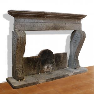 Camino antico in pietra, cm 232x171 h. Epoca 1500.